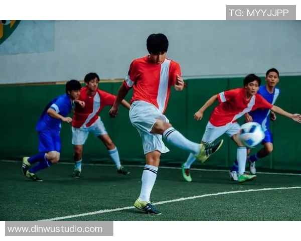 足球巨星惊现繁华街头与粉丝亲密互动引发热潮