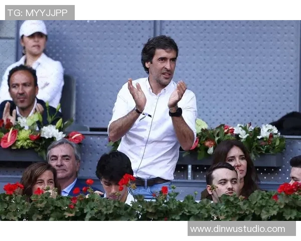 足球球星豪掷现金引发热议 社交媒体爆炸性讨论背后隐藏的深层次问题