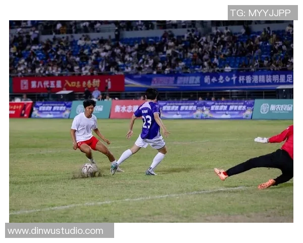 偶像足球明星背后的奋斗与荣耀探秘：从草根到顶尖球场的传奇旅程